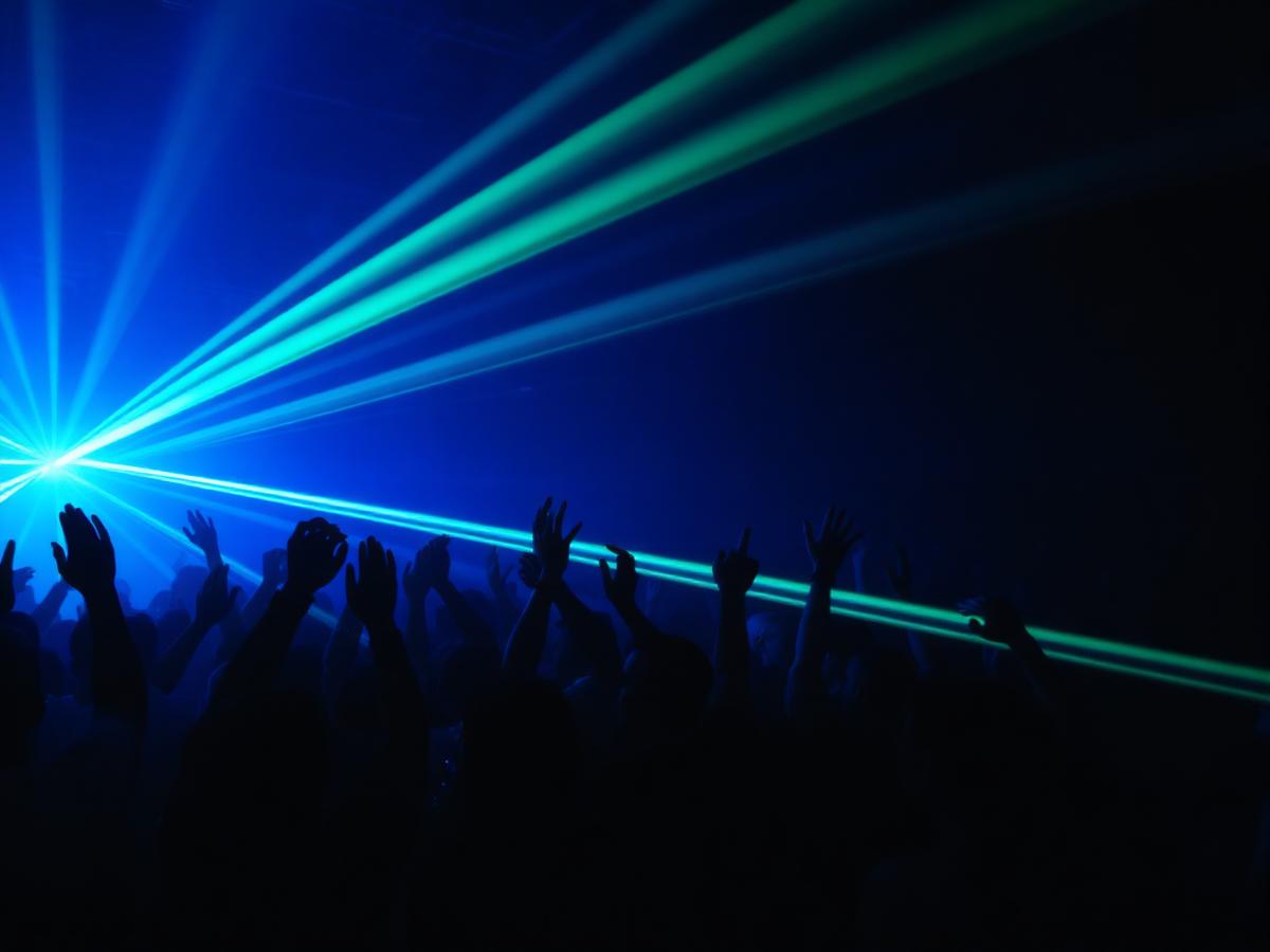 DJ para antro y club en CDMX con producción de iluminación láser verde